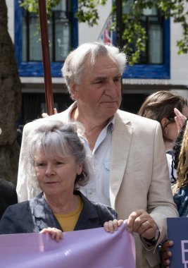 Londra, İngiltere. 21 Temmuz 2023. Equity Union rallisinde ABD 'deki SAG-AFTRA grevine destek veren aktörler Imelda Staunton ve Jim Carter, adil ücret, arta kalan ödemeler ve yapay zeka için sorun.