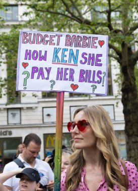 Londra, İngiltere. 21 Temmuz 2023. Eşitlik Birliği mitinginde Equity üyeleri tarafından ABD 'de SAG-AFTRA oyuncuları ile dayanışma içinde tutulan tabelalar, adil ücret, arta kalan ödemeler ve A.I..