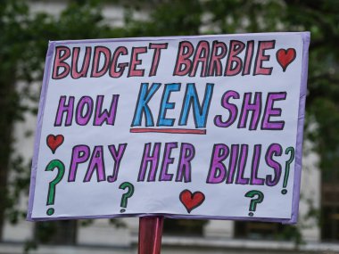 Londra, İngiltere. 21 Temmuz 2023. Eşitlik Birliği mitinginde Equity üyeleri tarafından ABD 'de SAG-AFTRA oyuncuları ile dayanışma içinde tutulan tabelalar, adil ücret, arta kalan ödemeler ve A.I..