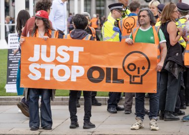Londra, İngiltere. 19 Temmuz 2023. Parlamento Meydanı 'nda büyük bir pankart tutan petrol aktivistlerini durdurun. Hükümetin gelecekteki tüm fosil yakıt lisanslama ve üretimini durdurması için kampanya yürütüyorlar..