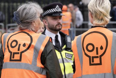 Londra, İngiltere. 19 Temmuz 2023. Parlamento Meydanı 'nda polis tarafından gözaltına alınan petrol aktivistlerini durdurun ve hükümetin gelecekteki tüm fosil yakıt lisanslama ve üretimini durdurması için kampanya başlatın..