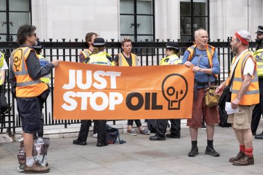 Londra, İngiltere. 19 Temmuz 2023. Parlamento Meydanı 'nda polis tarafından gözaltına alınan petrol aktivistlerini durdurun ve hükümetin gelecekteki tüm fosil yakıt lisanslama ve üretimini durdurması için kampanya başlatın..