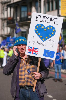 Londra, İngiltere. 23 Eylül 2023. İngiltere 'yi Avrupa Birliği' ne yeniden katılmaya çağıran Brexit karşıtı Ulusal Yeniden Katılım Yürüyüşü 'nde protesto işareti tutan AB yanlısı taraftar,.