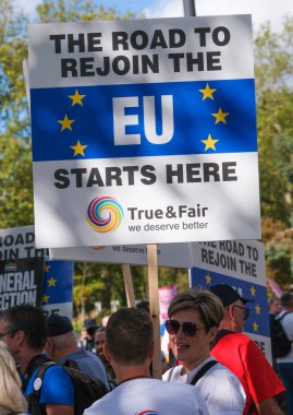 Londra, İngiltere. 23 Eylül 2023. Brexit karşıtı Ulusal Yeniden Katılım Yürüyüşü 'nde protesto işaretleri tutan AB yanlısı taraftarlar, İngiltere' yi Avrupa Birliği 'ne yeniden katılmaya çağırıyorlar..