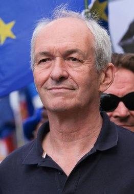 Londra, İngiltere. 23 Eylül 2023. AB yanlısı eski milletvekili Richard Corbett, İngiltere 'yi Avrupa Birliği' ne yeniden katılmaya çağıran Brexit karşıtı Ulusal Yeniden Katılım Yürüyüşü 'nde imza attı..