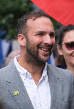 Londra, İngiltere. 23 Eylül 2023. AB yanlısı Yeşil Parti Genel Başkan Yardımcısı Zack Polanski, Mart ayında Londra 'da düzenlenen Brexit karşıtı Ulusal Yeniden Katılım mitinginde İngiltere' yi Avrupa Birliği 'ne yeniden katılmaya çağırdı..