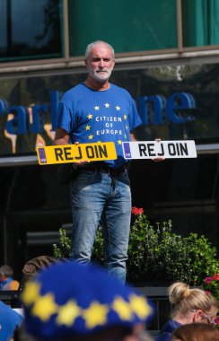 Londra, İngiltere. 23 Eylül 2023. İngiltere 'yi Avrupa Birliği' ne yeniden katılmaya çağıran Brexit karşıtı Ulusal Yeniden Katılım Yürüyüşü 'nün AB yanlısı destekçisi.