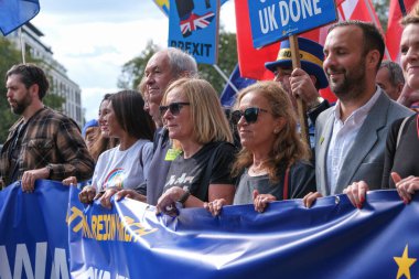 Londra, İngiltere. 23 Eylül 2023. İngiltere 'nin Avrupa Birliği' ne yeniden katılması yönünde çağrıda bulunan Brexit Ulusal Yeniden Katılım Yürüyüşü mitinginde AB yanlısı taraftarlar baş işareti taşıyorlar.