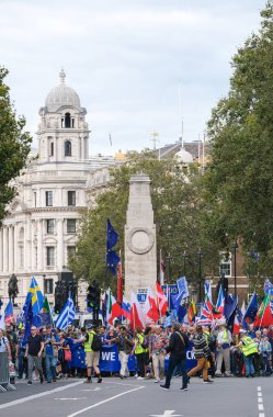 Londra, İngiltere. 23 Eylül 2023. Brexit karşıtı Ulusal Yeniden Katılım Yürüyüşü 'nde protesto işaretleri tutan AB yanlısı taraftarlar, İngiltere' yi Avrupa Birliği 'ne yeniden katılmaya çağırıyorlar..