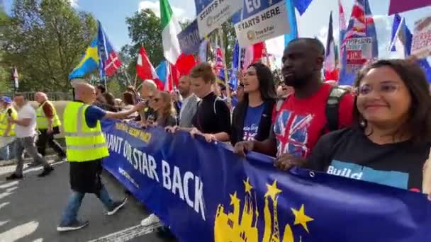 2023年9月23日在3月于伦敦举行的反英国脱欧全国大会上 亲欧盟的支持者高举主要标语 呼吁英国重新加入欧盟 — 图库视频影像