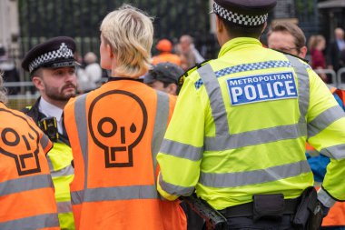 Londra, İngiltere. 19 Temmuz 2023. Parlamento Meydanı 'nda polis tarafından gözaltına alınan petrol aktivistlerini durdurun ve hükümetin gelecekteki tüm fosil yakıt lisanslama ve üretimini durdurması için kampanya başlatın..