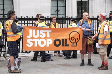 Londra, İngiltere. 19 Temmuz 2023. Parlamento Meydanı 'nda polis tarafından gözaltına alınan petrol aktivistlerini durdurun ve hükümetin gelecekteki tüm fosil yakıt lisanslama ve üretimini durdurması için kampanya başlatın..