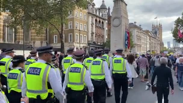 ホワイトホール ロンドン 2023年9月23日 ロンドンの議会広場に向かってホワイトホールを歩く首都警察官が 数回のストリート抗議デモが行われた日 — ストック動画