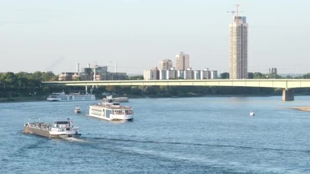 2023年8月23日在德国科隆莱茵河上的航运 背景是Axa塔楼和Zoobrucke桥 — 图库视频影像
