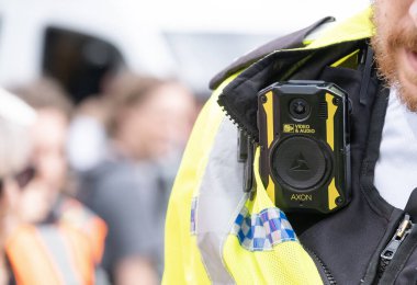 Londra, İngiltere. 19 Temmuz 2023. Londra 'da polis memurları tarafından takılan vücut kamerası, memurların güvenliğini sağlamak, durumun bilinç kazanmasını sağlamak, toplum ilişkilerini geliştirmek ve duruşmalar için kanıt sağlamak için.