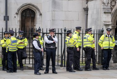 Londra, İngiltere. 19 Temmuz 2023. Metropolitan Polis Memurları, Londra 'nın merkezinde bir sokak gösterisine eşlik etmek ve izlemek için yüksek görüş alanlarına sahip ceketler giyiyorlar..