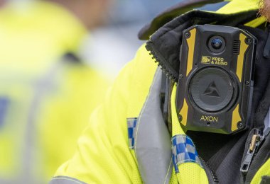 Londra, İngiltere. 19 Temmuz 2023. Londra 'da polis memurları tarafından takılan vücut kamerası, memurların güvenliğini sağlamak, durumun bilinç kazanmasını sağlamak, toplum ilişkilerini geliştirmek ve duruşmalar için kanıt sağlamak için.