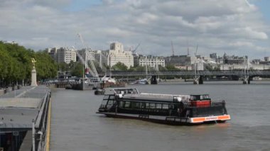 Londra, Birleşik Krallık. 17 Temmuz 2020. Londra Thames nehrinin kuzey kıyısına, Charing köprüsünün yakınına yanaşan bir şehir turu zevk teknesi..