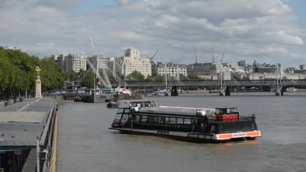 ロンドン イギリス 2020年7月17日 ロンドンテムズ川北岸 チャリング クロス ブリッジ付近をドッキングするシティクルーズ観光船 — ストック動画