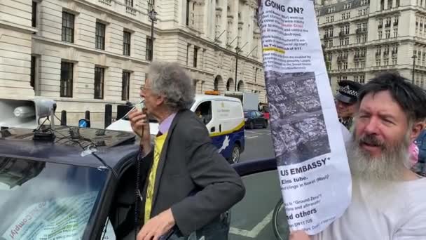 ロンドン イギリス 2023年9月23日 政治活動家のピアーズ コービンは 反Ulez 反政府政策演説を行い ロンドン中心部 ホワイトホールの警察官によって動かされた — ストック動画