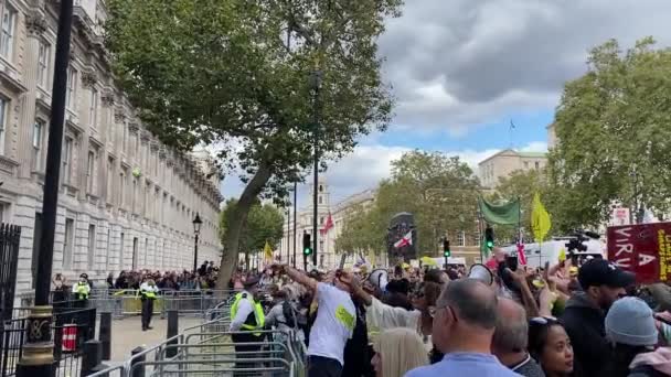 Londyn Wielka Brytania Września 2023 Wściekły Tłum Anty Szczepionkowych Protestujących — Wideo stockowe