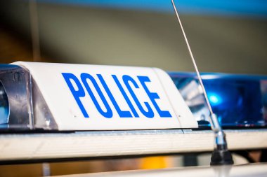 Devriye arabasının çatısında mavi ışıklar olan polis işareti..