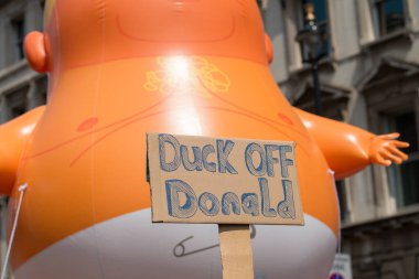 Londra, İngiltere. 13 Temmuz 2018. Turuncu Bebek Trump zeplini # Gürültüyü Getir Mart Donald Trump protesto gösterisinde Parlamento Meydanı, Londra, İngiltere 'de sergileniyor..  