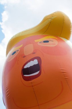 Londra, İngiltere. 13 Temmuz 2018. Turuncu Bebek Trump zeplini # Gürültüyü Getir Mart Donald Trump protesto gösterisinde Parlamento Meydanı, Londra, İngiltere 'de sergileniyor..  