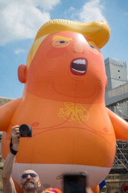 Londra, İngiltere. 13 Temmuz 2018. Turuncu Bebek Trump zeplini # Gürültüyü Getir Mart Donald Trump protesto gösterisinde Parlamento Meydanı, Londra, İngiltere 'de sergileniyor..  