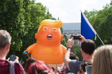 Londra, İngiltere. 13 Temmuz 2018. Turuncu Bebek Trump zeplini # Gürültüyü Getir Mart Donald Trump protesto gösterisinde Parlamento Meydanı, Londra, İngiltere 'de sergileniyor..  