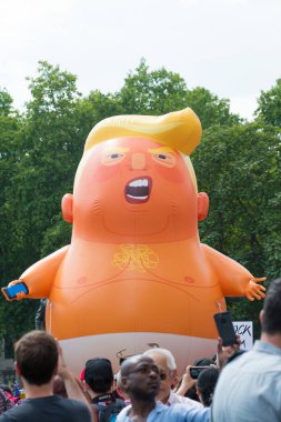 Londra, İngiltere. 13 Temmuz 2018. Turuncu Bebek Trump zeplini # Gürültüyü Getir Mart Donald Trump protesto gösterisinde Parlamento Meydanı, Londra, İngiltere 'de sergileniyor..  