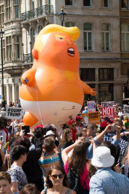 Londra, İngiltere. 13 Temmuz 2018. Turuncu Bebek Trump zeplini # Gürültüyü Getir Mart Donald Trump protesto gösterisinde Parlamento Meydanı, Londra, İngiltere 'de sergileniyor..  