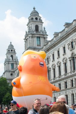 Londra, İngiltere. 13 Temmuz 2018. Turuncu Bebek Trump zeplini # Gürültüyü Getir Mart Donald Trump protesto gösterisinde Parlamento Meydanı, Londra, İngiltere 'de sergileniyor..  