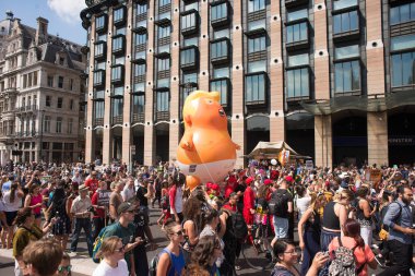Londra, İngiltere. 13 Temmuz 2018. Turuncu Bebek Trump zeplini # Gürültüyü Getir Mart Donald Trump protesto gösterisinde Parlamento Meydanı, Londra, İngiltere 'de sergileniyor..  