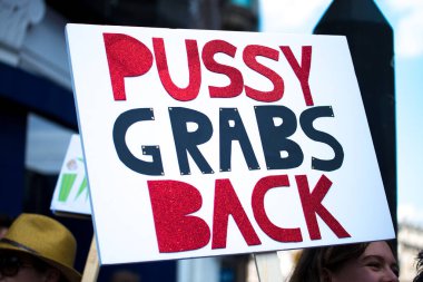 Londra, İngiltere. 13 Temmuz 2018. # Gürültüyü Getir Kadın Yürüyüşü 'nün Donald Trump karşıtı gösterisinde görülen yüzlerce afiş ve pankarttan biri..