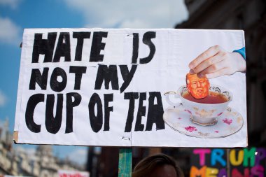 Londra, İngiltere. 13 Temmuz 2018. # Gürültüyü Getir Kadın Yürüyüşü Donald Trump karşıtı protesto gösterisinde görülen yüzlerce posterden biri Londra 'nın merkezi caddelerinde.