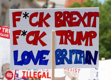 Londra, İngiltere. 13 Temmuz 2018. # Gürültüyü Getir Kadın Yürüyüşü Donald Trump karşıtı protesto gösterisinde görülen yüzlerce posterden biri Londra 'nın merkezi caddelerinde.