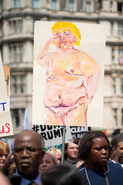 Londra, İngiltere. 13 Temmuz 2018. # Gürültüyü Getir Kadın Yürüyüşü Donald Trump karşıtı protesto gösterisinde görülen yüzlerce posterden biri Londra 'nın merkezi caddelerinde.