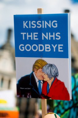 Londra, İngiltere. 13 Temmuz 2018. # Gürültüyü Getir Kadın Yürüyüşü Donald Trump karşıtı protesto gösterisinde görülen yüzlerce posterden biri Londra 'nın merkezi caddelerinde.