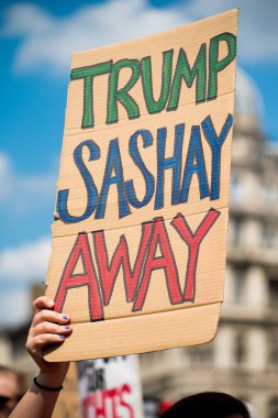 Londra, İngiltere. 13 Temmuz 2018. # Gürültüyü Getir Kadın Yürüyüşü Donald Trump karşıtı protesto gösterisinde görülen yüzlerce posterden biri Londra 'nın merkezi caddelerinde.