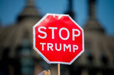 Londra, İngiltere. 13 Temmuz 2018. # Gürültüyü Getir Kadın Yürüyüşü Donald Trump karşıtı protesto gösterisinde görülen yüzlerce posterden biri Londra 'nın merkezi caddelerinde.