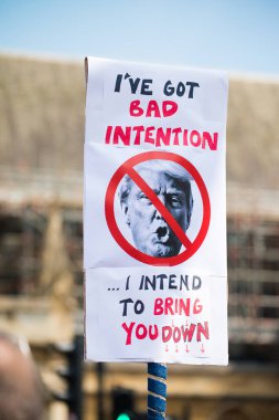 Londra, İngiltere. 13 Temmuz 2018. # Gürültüyü Getir Kadın Yürüyüşü Donald Trump karşıtı protesto gösterisinde görülen yüzlerce posterden biri Londra 'nın merkezi caddelerinde.