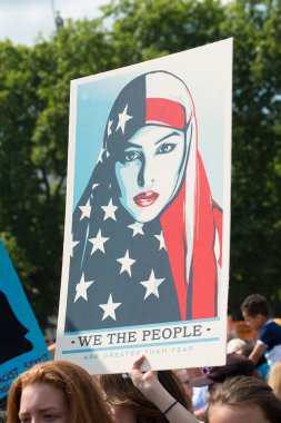 Londra, İngiltere. 13 Temmuz 2018. # Gürültüyü Getir Kadın Yürüyüşü Donald Trump karşıtı protesto gösterisinde görülen yüzlerce posterden biri Londra 'nın merkezi caddelerinde.