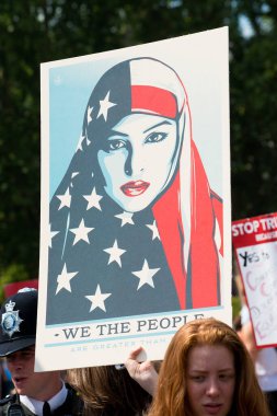 Londra, İngiltere. 13 Temmuz 2018. # Gürültüyü Getir Kadın Yürüyüşü Donald Trump karşıtı protesto gösterisinde görülen yüzlerce posterden biri Londra 'nın merkezi caddelerinde.