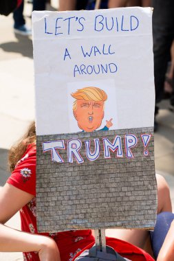 Londra, İngiltere. 13 Temmuz 2018. # Gürültüyü Getir Kadın Yürüyüşü Donald Trump karşıtı protesto gösterisinde görülen yüzlerce posterden biri Londra 'nın merkezi caddelerinde.
