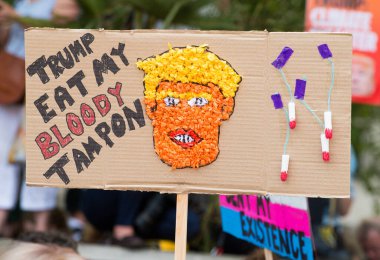 Londra, İngiltere. 13 Temmuz 2018. # Gürültüyü Getir Kadın Yürüyüşü Donald Trump karşıtı protesto gösterisinde görülen yüzlerce posterden biri Londra 'nın merkezi caddelerinde.