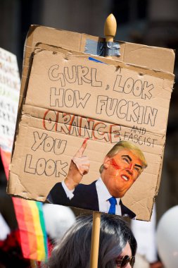 Londra, İngiltere. 13 Temmuz 2018. # Gürültülü Kadın Yürüyüşü 'nün Donald Trump karşıtı protesto gösterisinde kampanya afişleri ve pankartlarını tutan protestocu, İngiltere' nin orta kesiminde protesto gösterisi düzenledi..