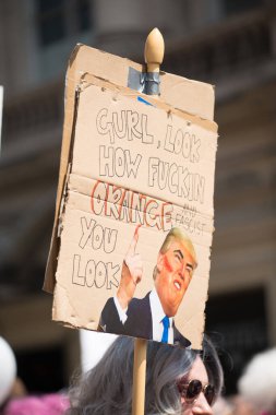 Londra, İngiltere. 13 Temmuz 2018. # Gürültülü Kadın Yürüyüşü 'nün Donald Trump karşıtı protesto gösterisinde kampanya afişleri ve pankartlarını tutan protestocu, İngiltere' nin orta kesiminde protesto gösterisi düzenledi..