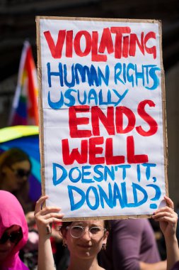 Londra, İngiltere. 13 Temmuz 2018. # Gürültülü Kadın Yürüyüşü 'nün Donald Trump karşıtı protesto gösterisinde kampanya afişleri ve pankartlarını tutan protestocu, İngiltere' nin orta kesiminde protesto gösterisi düzenledi..