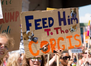 Londra, İngiltere. 13 Temmuz 2018. # Gürültülü Kadın Yürüyüşü 'nün Donald Trump karşıtı protesto gösterisinde kampanya afişleri ve pankartlarını tutan protestocu, İngiltere' nin orta kesiminde protesto gösterisi düzenledi..